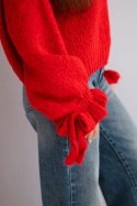 Sweter damski z dodatkiem moheru z grubym splotem i ozdobnymi rękawami czerwony