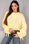 Sweter damski z dodatkiem moheru z grubym splotem i ozdobnymi rękawami żółty