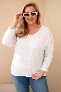 Bluzka damska Plus Size przecierana z napisem i perełkami biała
