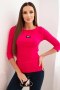 Bluzka damska prążkowana z rękawem 3/4 i ozdobną naszywką malinowa