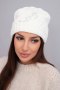 Czapka damska wełniana zimowa z geometrycznym wzorem i delikatnym połyskiem K401 biała