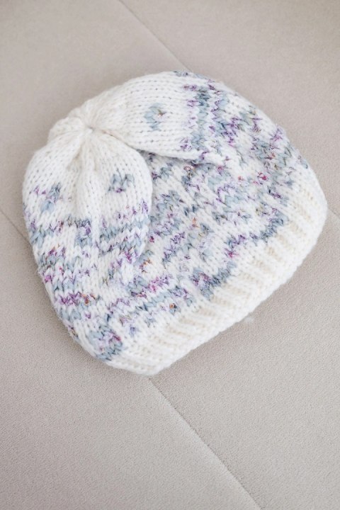 Czapka damska wełniana zimowa z norweskim wzorem K354 ecru+fioletowy