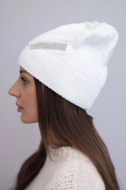 Czapka damska wełniana zimowa z ozdobnym paskiem cyrkonii K402 biała