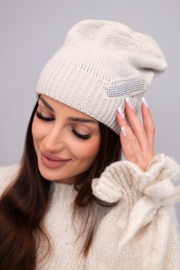 Czapka damska wełniana zimowa z ozdobnym paskiem cyrkonii K402 jasno beżowa