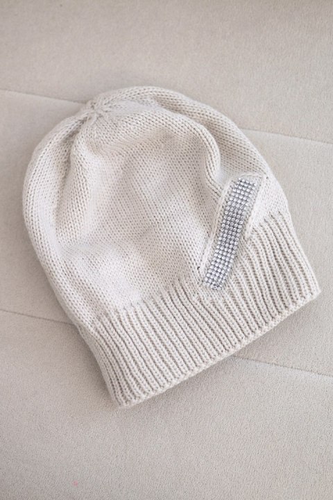 Czapka damska wełniana zimowa z ozdobnym paskiem cyrkonii K402 jasno beżowa