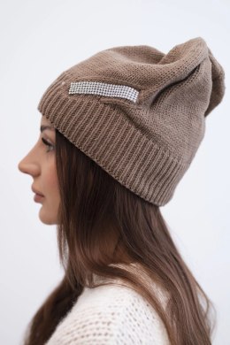 Czapka damska wełniana zimowa z ozdobnym paskiem cyrkonii K402 mocca