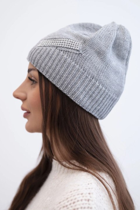 Czapka damska wełniana zimowa z ozdobnym paskiem cyrkonii K402 szara