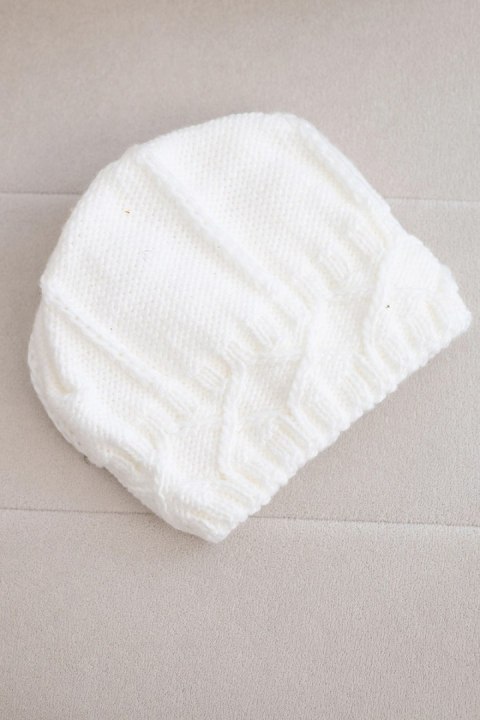 Czapka damska wełniana zimowa z ozdobnym splotem K403 biała