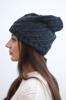Czapka damska wełniana zimowa z ozdobnym splotem K403 grafitowa