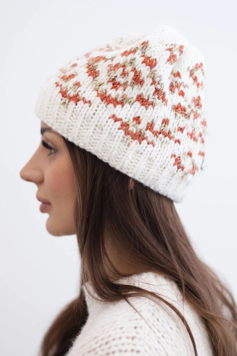 Czapka damska zimowa w kolorowe wzory z grubym ściągaczem K353 biały+pomarańczowy