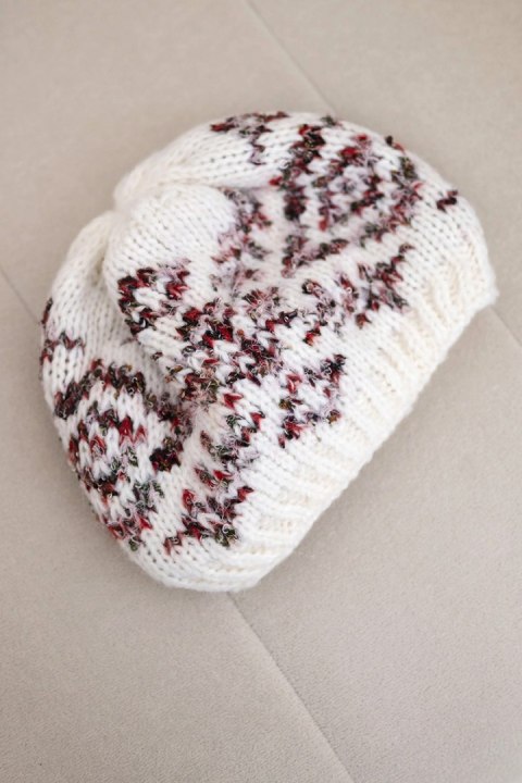 Czapka damska zimowa w kolorowe wzory z grubym ściągaczem K353 ecru+czerwony