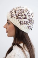 Czapka damska zimowa w kolorowe wzory z grubym ściągaczem K353 ecru+fioletowy
