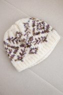 Czapka damska zimowa w kolorowe wzory z grubym ściągaczem K353 ecru+fioletowy