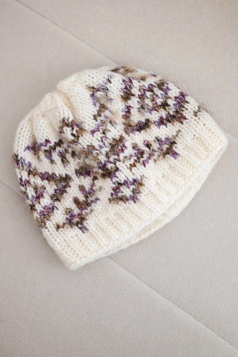 Czapka damska zimowa w kolorowe wzory z grubym ściągaczem K353 ecru+fioletowy