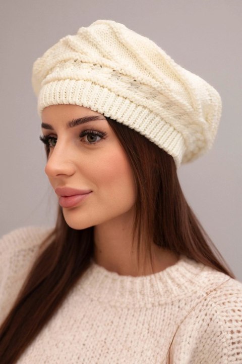 Czapka damska zimowa wełniana o luźnym fasonie i ozdobnym splocie K378 ciemne ecru
