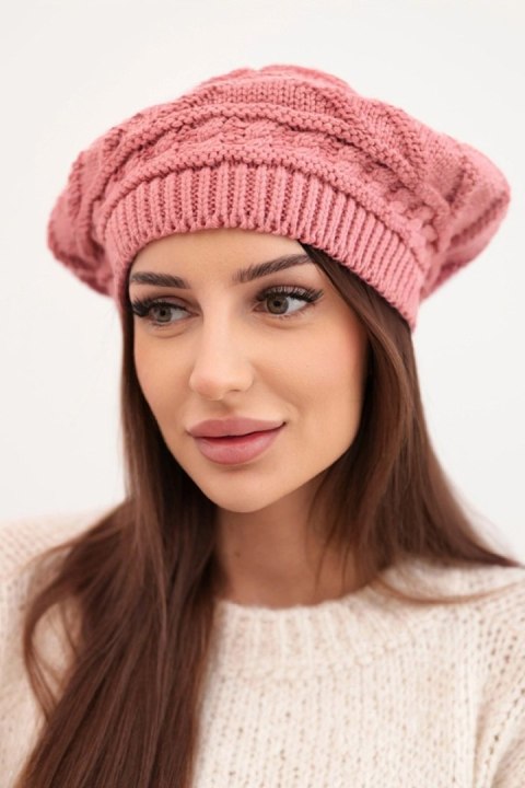 Czapka damska zimowa wełniana o luźnym fasonie i ozdobnym splocie K378 ciemno różowa