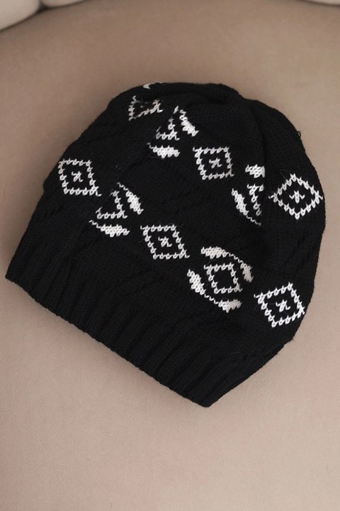 Czapka damska zimowa wełniana z geometrycznym wzorem K434 czarny + biały