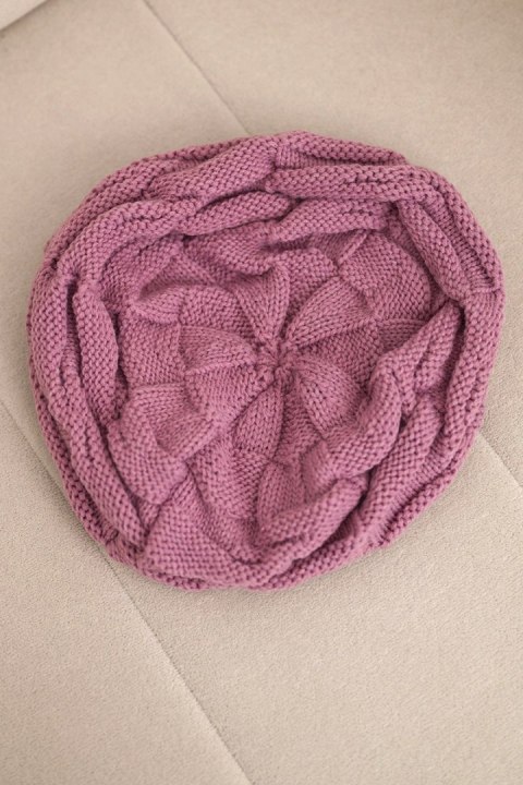 Czapka damska zimowa wełniana z ozdobnym splotem i dżetami K397 fioletowa