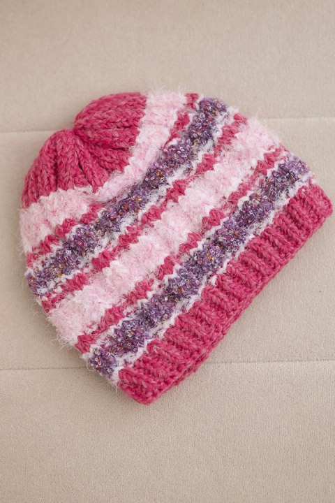 Czapka damska zimowa z kolorową przędzą i elastycznym ściągaczem K352 malinowa