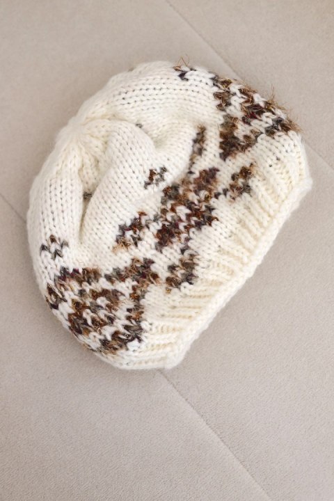 Czapka damska zimowa z norweskim wzorem i grubym splotem K351 ecru+camelowy