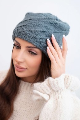 Czapka damska zimowa z ozdobnym splotem K403 ciemno szara