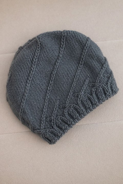 Czapka damska zimowa z ozdobnym splotem K403 ciemno szara