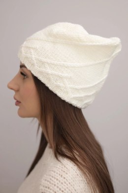 Czapka damska zimowa z ozdobnym splotem i klasycznym fasonem K372 ecru