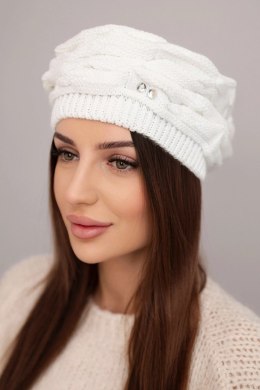 Czapka damska zimowa z ozdobnym splotem i kryształkami K398 biała