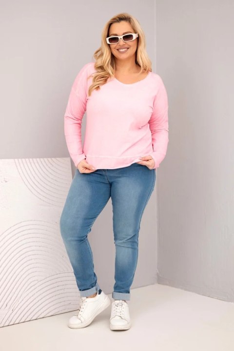 Bluzka damska Plus Size przecierana z dekoltem V i dłuższym tyłem jasno różowa