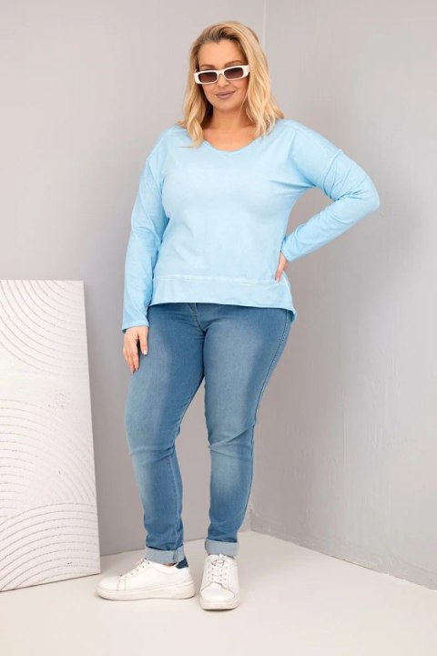 Bluzka damska Plus Size przecierana z dekoltem V i dłuższym tyłem niebieska