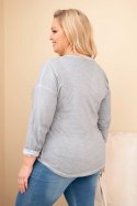 Bluzka damska Plus Size przecierana z nadrukiem i dłuższym tyłem szara