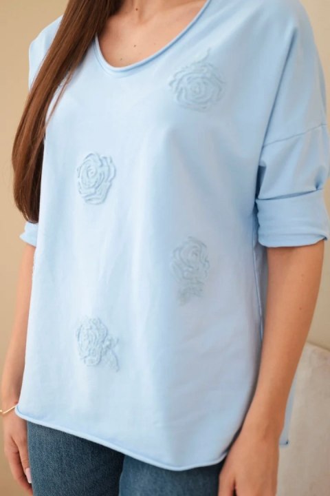 Bluzka damska bawełniana z haftowanymi kwiatami i dekoltem V niebieska