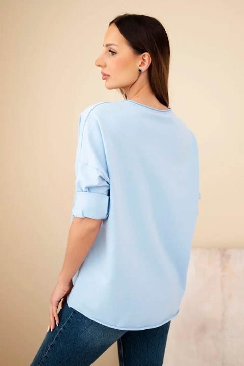 Bluzka damska bawełniana z haftowanymi kwiatami i dekoltem V niebieska