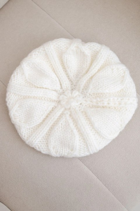 Czapka damska wełniana zimowa beret K414 ecru