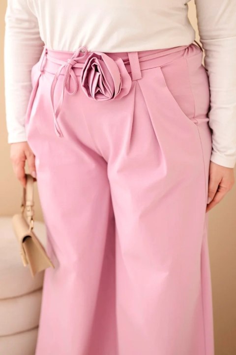 Spodnie damskie Plus Size z szeroką nogawką i ozdobnym kwiatem w talii ciemno różowe