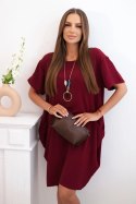 Sukienka z kieszeniami i wisiorkiem ciemno bordowa