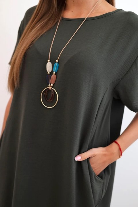 Sukienka z kieszeniami i wisiorkiem khaki