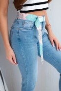 Jeansy Spodnie  damskie jeansowe mom fit z wysokim stanem i kolorowym paskiem