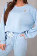 Komplet damski masełko bluza z broszką i spodnie z prostą nogawką niebieski