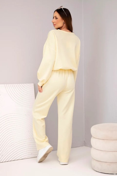 Komplet damski masełko bluza z broszką i spodnie z prostą nogawką żółty