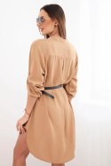 Sukienka z dłuższym tyłem i paskiem jasno camelowa