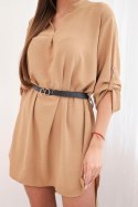 Sukienka z dłuższym tyłem i paskiem jasno camelowa