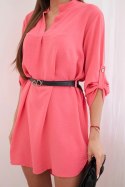 Sukienka z dłuższym tyłem i paskiem malinowa