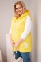 Kamizelka damska Plus Size z kapturem i pikowaniem w kwiaty żółta