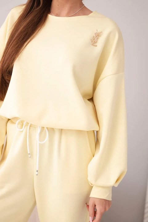 Komplet damski masełko bluza z broszką i spodnie z prostą nogawką cytrynowy