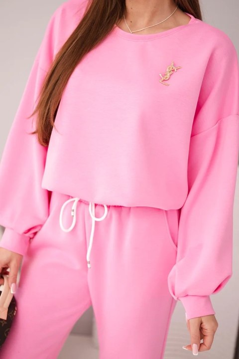 Komplet damski masełko bluza z broszką i spodnie z prostą nogawką jasno różowy