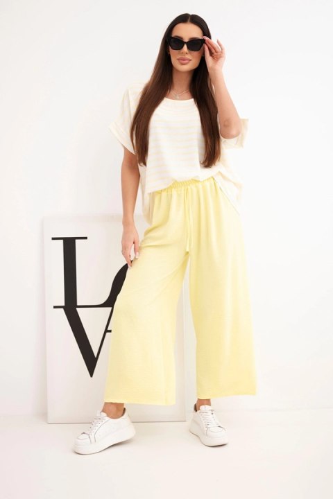 Komplet damski wiskozowy z bluzką w paski i szerokiemi spodniami z gumką żółty