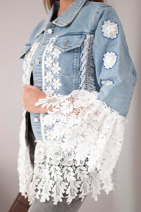 Kurtka jeansowa damska bawełniana z kwiatową koronką i frędzlami jasno jeansowa