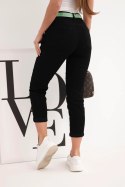 Spodnie damskie jeansowe Mom Fit z wysokim stanem i zielonym paskiem czarne