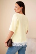 Sweter damski z krótkim rękawem i koronką żółty
